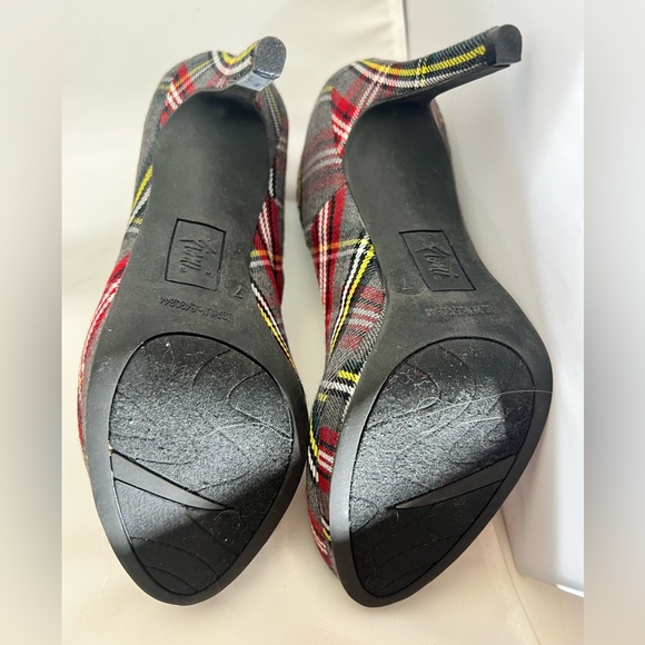 ⚠️2/20 Grey fabric red yellow plaid fall pumps sz 7 - Picture 4 of 5